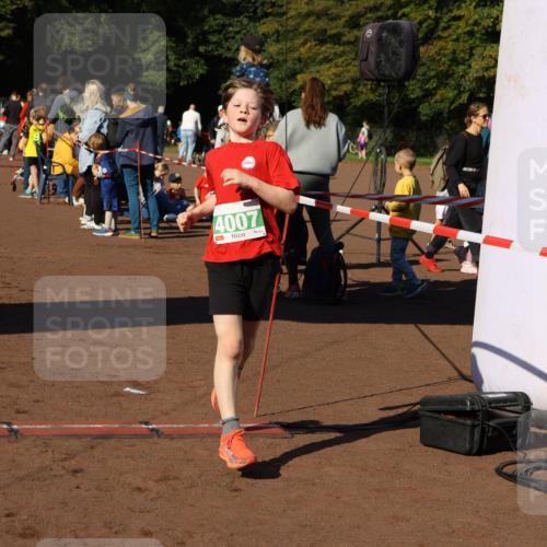 27.09.2026 - 35. Volkslauf durch das schöne Alstertal Strokosch-Dieckow http://msf.ph/oto/10587131 27.09.2026 10:54:19 Ziel 4000, 4007, 4139, 4174 meine-sportfotos.de