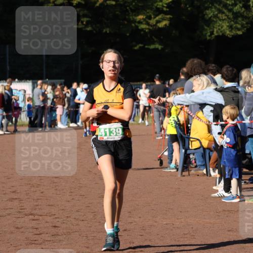 27.09.2026 - 35. Volkslauf durch das schöne Alstertal Strokosch-Dieckow http://msf.ph/oto/10587134 27.09.2026 10:54:15 Ziel 4000, 4007, 4139, 4164 meine-sportfotos.de