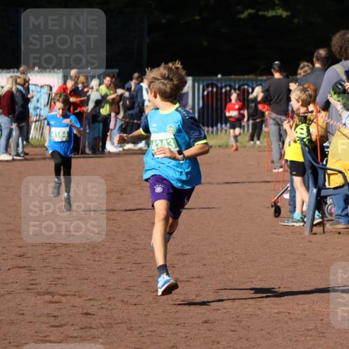 27.09.2026 - 35. Volkslauf durch das schöne Alstertal Strokosch-Dieckow http://msf.ph/oto/10587147 27.09.2026 10:54:08 Ziel 4139, 4164, 4243 meine-sportfotos.de