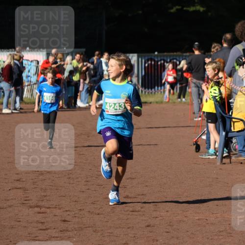 27.09.2026 - 35. Volkslauf durch das schöne Alstertal Strokosch-Dieckow http://msf.ph/oto/10587149 27.09.2026 10:54:07 Ziel 4139, 4164, 4243 meine-sportfotos.de
