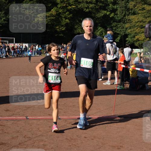27.09.2026 - 35. Volkslauf durch das schöne Alstertal Strokosch-Dieckow http://msf.ph/oto/10587169 27.09.2026 10:53:31 Ziel 4061, 4083, 4104, 4105, 4228, 4957 meine-sportfotos.de