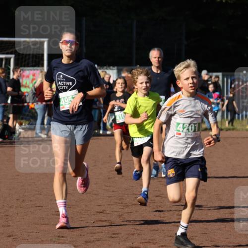 27.09.2026 - 35. Volkslauf durch das schöne Alstertal Strokosch-Dieckow http://msf.ph/oto/10587183 27.09.2026 10:53:26 Ziel 4061, 4083, 4104, 4105, 4201, 4957 meine-sportfotos.de