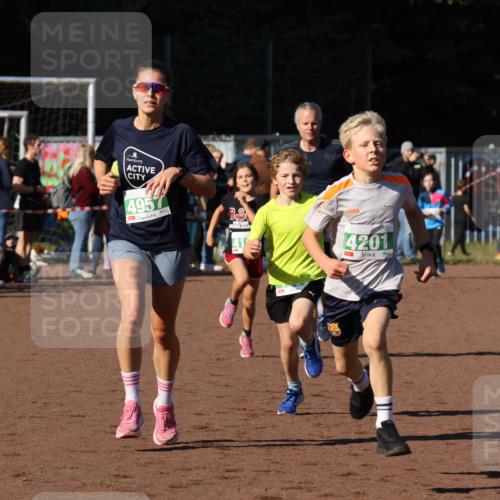27.09.2026 - 35. Volkslauf durch das schöne Alstertal Strokosch-Dieckow http://msf.ph/oto/10587185 27.09.2026 10:53:25 Ziel 4083, 4104, 4105, 4201, 4957 meine-sportfotos.de