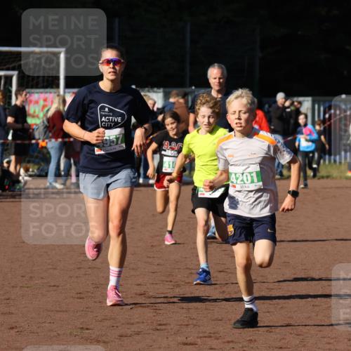 27.09.2026 - 35. Volkslauf durch das schöne Alstertal Strokosch-Dieckow http://msf.ph/oto/10587187 27.09.2026 10:53:25 Ziel 4083, 4104, 4105, 4201, 4957 meine-sportfotos.de