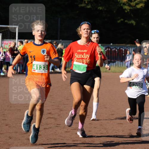 27.09.2026 - 35. Volkslauf durch das schöne Alstertal Strokosch-Dieckow http://msf.ph/oto/10587202 27.09.2026 10:52:45 Ziel 3368, 4133, 4208, 4229 meine-sportfotos.de