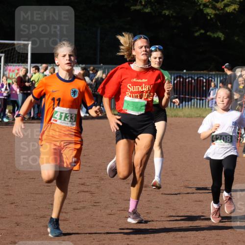 27.09.2026 - 35. Volkslauf durch das schöne Alstertal Strokosch-Dieckow http://msf.ph/oto/10587203 27.09.2026 10:52:45 Ziel 3368, 4133, 4208, 4229 meine-sportfotos.de