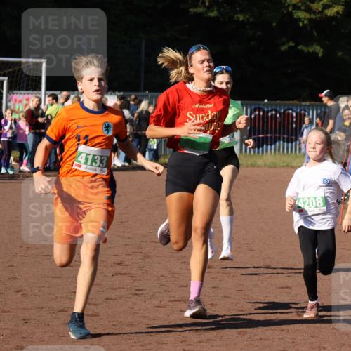 27.09.2026 - 35. Volkslauf durch das schöne Alstertal Strokosch-Dieckow http://msf.ph/oto/10587204 27.09.2026 10:52:45 Ziel 3368, 4133, 4208, 4229 meine-sportfotos.de