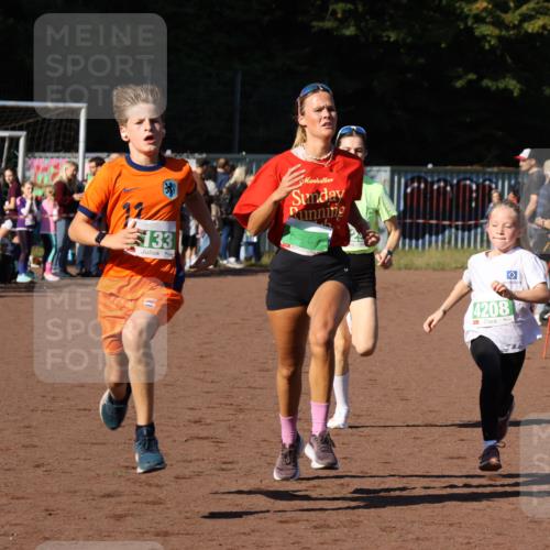 27.09.2026 - 35. Volkslauf durch das schöne Alstertal Strokosch-Dieckow http://msf.ph/oto/10587206 27.09.2026 10:52:45 Ziel 3368, 4133, 4208, 4229 meine-sportfotos.de
