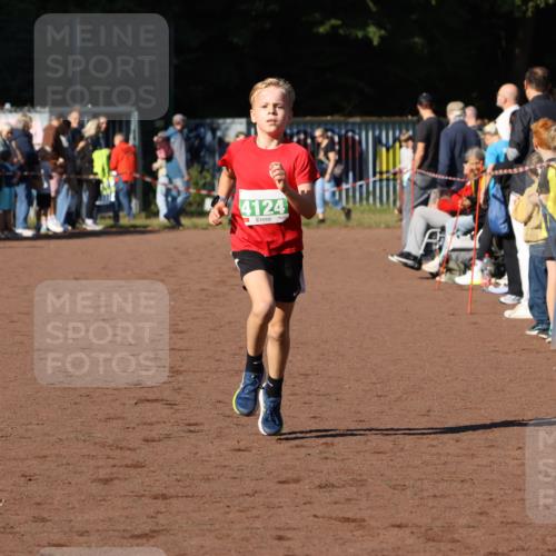 27.09.2026 - 35. Volkslauf durch das schöne Alstertal Strokosch-Dieckow http://msf.ph/oto/10587218 27.09.2026 10:52:10 Ziel 4082, 4124 meine-sportfotos.de