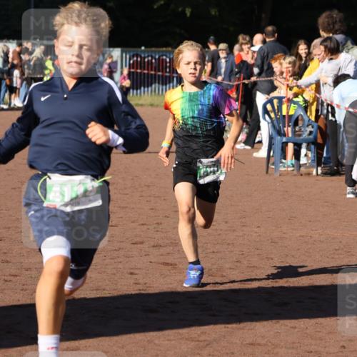 27.09.2026 - 35. Volkslauf durch das schöne Alstertal Strokosch-Dieckow http://msf.ph/oto/10587220 27.09.2026 10:52:06 Ziel 4082, 4118, 4124 meine-sportfotos.de