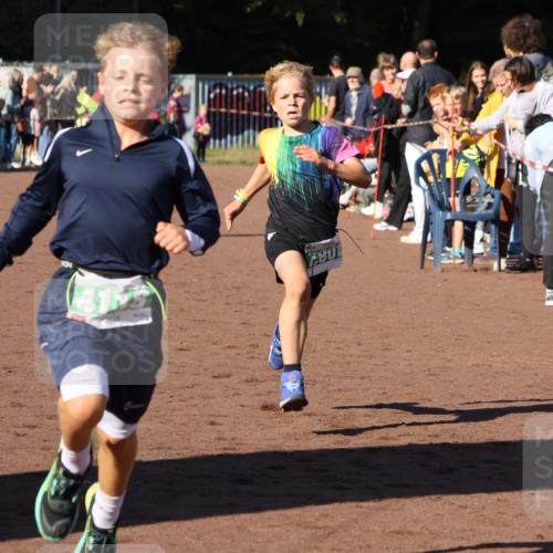 27.09.2026 - 35. Volkslauf durch das schöne Alstertal Strokosch-Dieckow http://msf.ph/oto/10587221 27.09.2026 10:52:06 Ziel 4082, 4118, 4124 meine-sportfotos.de