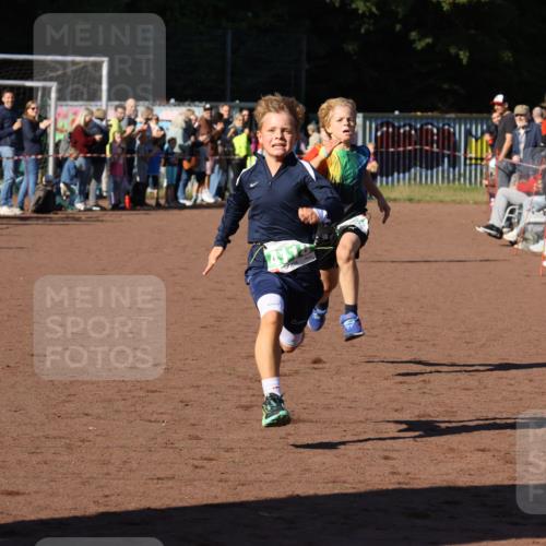 27.09.2026 - 35. Volkslauf durch das schöne Alstertal Strokosch-Dieckow http://msf.ph/oto/10587226 27.09.2026 10:52:05 Ziel 4082, 4118, 4124 meine-sportfotos.de