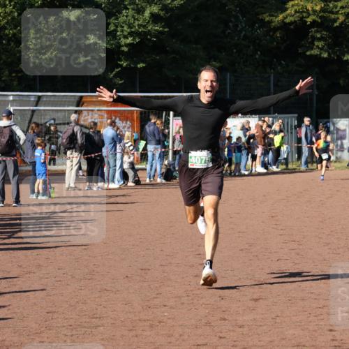 27.09.2026 - 35. Volkslauf durch das schöne Alstertal Strokosch-Dieckow http://msf.ph/oto/10587239 27.09.2026 10:51:59 Ziel 4075, 4082, 4118 meine-sportfotos.de