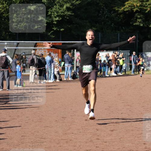 27.09.2026 - 35. Volkslauf durch das schöne Alstertal Strokosch-Dieckow http://msf.ph/oto/10587240 27.09.2026 10:51:58 Ziel 4075, 4082, 4118 meine-sportfotos.de