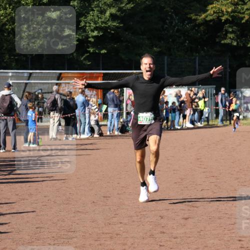27.09.2026 - 35. Volkslauf durch das schöne Alstertal Strokosch-Dieckow http://msf.ph/oto/10587241 27.09.2026 10:51:58 Ziel 4075, 4082, 4118 meine-sportfotos.de