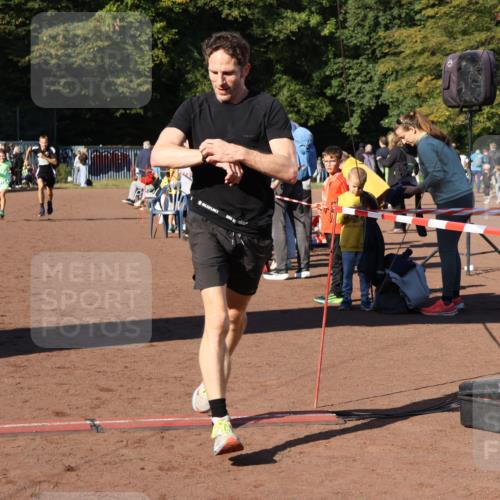 27.09.2026 - 35. Volkslauf durch das schöne Alstertal Strokosch-Dieckow http://msf.ph/oto/10587256 27.09.2026 10:50:48 Ziel 4074, 4119, 4126, 4958 meine-sportfotos.de