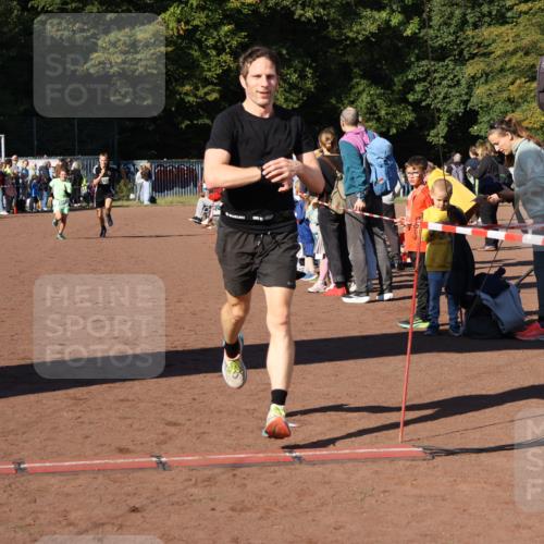 27.09.2026 - 35. Volkslauf durch das schöne Alstertal Strokosch-Dieckow http://msf.ph/oto/10587261 27.09.2026 10:50:48 Ziel 4074, 4119, 4126, 4958 meine-sportfotos.de