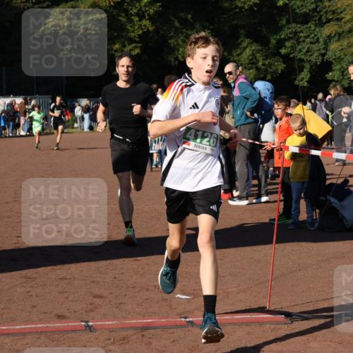 27.09.2026 - 35. Volkslauf durch das schöne Alstertal Strokosch-Dieckow http://msf.ph/oto/10587263 27.09.2026 10:50:47 Ziel 4074, 4119, 4126, 4958 meine-sportfotos.de