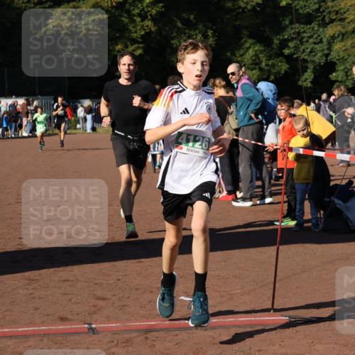 27.09.2026 - 35. Volkslauf durch das schöne Alstertal Strokosch-Dieckow http://msf.ph/oto/10587264 27.09.2026 10:50:47 Ziel 4074, 4119, 4126, 4958 meine-sportfotos.de