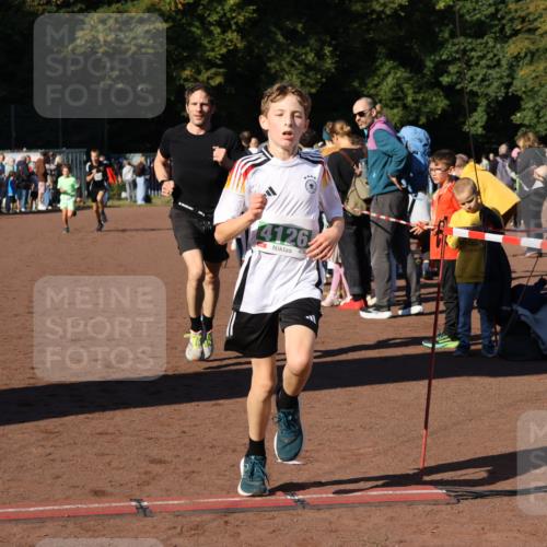 27.09.2026 - 35. Volkslauf durch das schöne Alstertal Strokosch-Dieckow http://msf.ph/oto/10587265 27.09.2026 10:50:46 Ziel 4074, 4119, 4126, 4958 meine-sportfotos.de