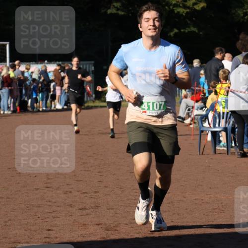 27.09.2026 - 35. Volkslauf durch das schöne Alstertal Strokosch-Dieckow http://msf.ph/oto/10587267 27.09.2026 10:50:41 Ziel 4107, 4126, 4958 meine-sportfotos.de