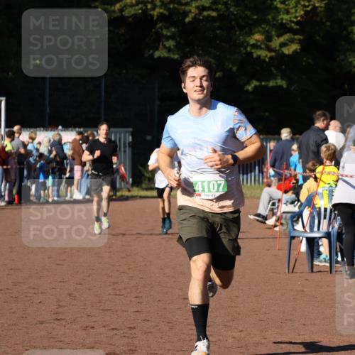 27.09.2026 - 35. Volkslauf durch das schöne Alstertal Strokosch-Dieckow http://msf.ph/oto/10587274 27.09.2026 10:50:40 Ziel 4107, 4126, 4958 meine-sportfotos.de