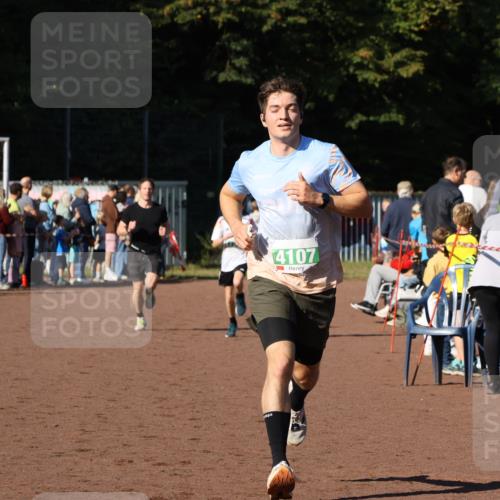 27.09.2026 - 35. Volkslauf durch das schöne Alstertal Strokosch-Dieckow http://msf.ph/oto/10587275 27.09.2026 10:50:40 Ziel 4107, 4126, 4958 meine-sportfotos.de