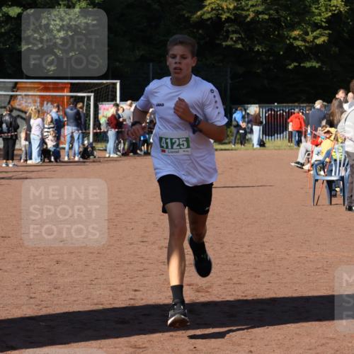 27.09.2026 - 35. Volkslauf durch das schöne Alstertal Strokosch-Dieckow http://msf.ph/oto/10587285 27.09.2026 10:50:06 Ziel 4125, 4127 meine-sportfotos.de