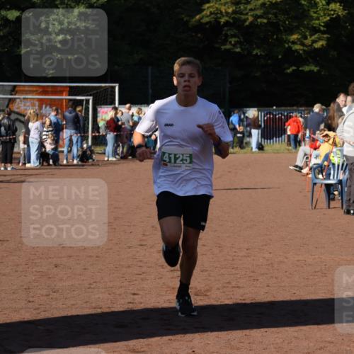27.09.2026 - 35. Volkslauf durch das schöne Alstertal Strokosch-Dieckow http://msf.ph/oto/10587287 27.09.2026 10:50:06 Ziel 4125, 4127 meine-sportfotos.de