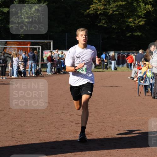 27.09.2026 - 35. Volkslauf durch das schöne Alstertal Strokosch-Dieckow http://msf.ph/oto/10587289 27.09.2026 10:50:06 Ziel 4125, 4127 meine-sportfotos.de