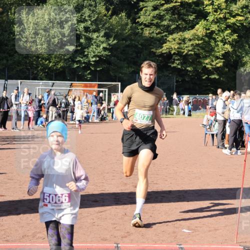 27.09.2026 - 35. Volkslauf durch das schöne Alstertal Strokosch-Dieckow http://msf.ph/oto/10587302 27.09.2026 10:49:15 Ziel 4077, 5057, 5065, 5066, 5067 meine-sportfotos.de