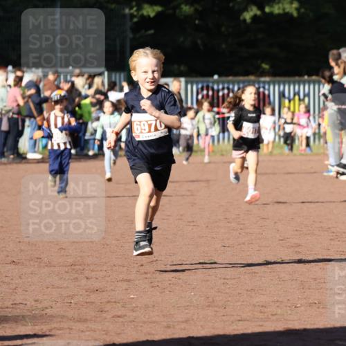 27.09.2026 - 35. Volkslauf durch das schöne Alstertal Strokosch-Dieckow http://msf.ph/oto/10587355 27.09.2026 10:42:34 Ziel 6970 meine-sportfotos.de