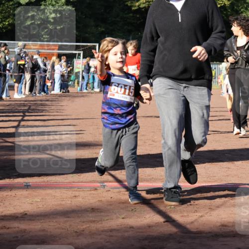 27.09.2026 - 35. Volkslauf durch das schöne Alstertal Strokosch-Dieckow http://msf.ph/oto/10587407 27.09.2026 10:43:04 Ziel 975, 6015 meine-sportfotos.de