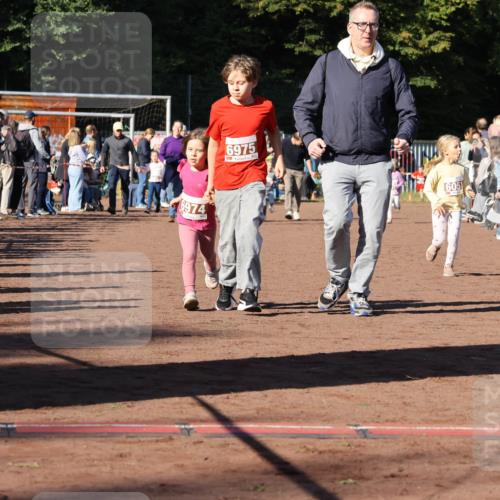27.09.2026 - 35. Volkslauf durch das schöne Alstertal Strokosch-Dieckow http://msf.ph/oto/10587414 27.09.2026 10:43:06 Ziel 6974, 6975, 6051 meine-sportfotos.de