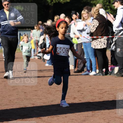 27.09.2026 - 35. Volkslauf durch das schöne Alstertal Strokosch-Dieckow http://msf.ph/oto/10587447 27.09.2026 10:43:32 Ziel 5062, 6002, 60 meine-sportfotos.de