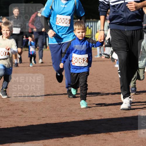 27.09.2026 - 35. Volkslauf durch das schöne Alstertal Strokosch-Dieckow http://msf.ph/oto/10587452 27.09.2026 10:43:35 Ziel 6006, 6007, 6062 meine-sportfotos.de