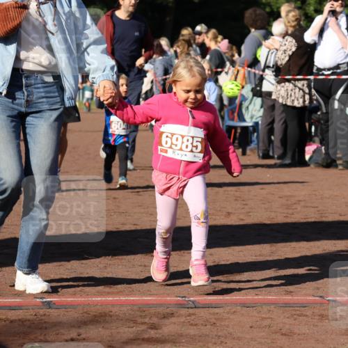 27.09.2026 - 35. Volkslauf durch das schöne Alstertal Strokosch-Dieckow http://msf.ph/oto/10587460 27.09.2026 10:43:44 Ziel 603, 604, 6985 meine-sportfotos.de