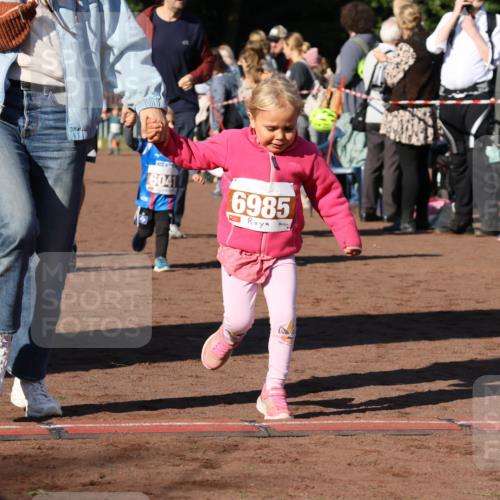 27.09.2026 - 35. Volkslauf durch das schöne Alstertal Strokosch-Dieckow http://msf.ph/oto/10587461 27.09.2026 10:43:44 Ziel 032, 6041, 6985 meine-sportfotos.de