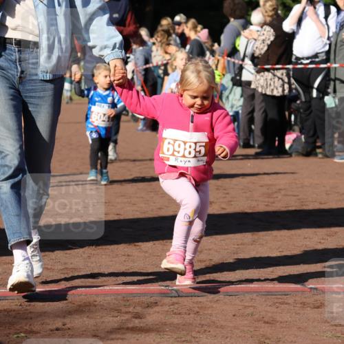 27.09.2026 - 35. Volkslauf durch das schöne Alstertal Strokosch-Dieckow http://msf.ph/oto/10587463 27.09.2026 10:43:44 Ziel 6041, 69852 meine-sportfotos.de