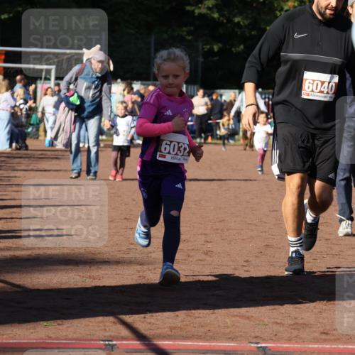 27.09.2026 - 35. Volkslauf durch das schöne Alstertal Strokosch-Dieckow http://msf.ph/oto/10587467 27.09.2026 10:43:46 Ziel 6032, 6040, 6041 meine-sportfotos.de