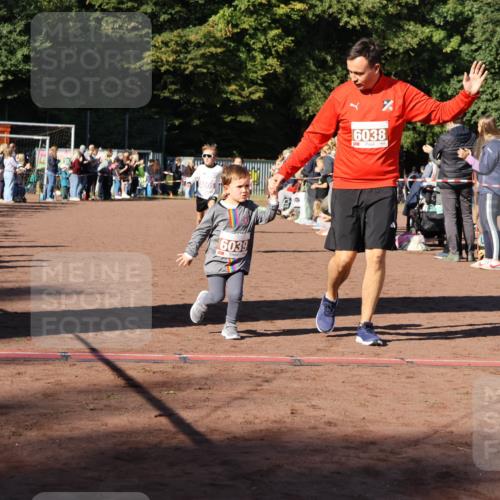 27.09.2026 - 35. Volkslauf durch das schöne Alstertal Strokosch-Dieckow http://msf.ph/oto/10587506 27.09.2026 10:44:32 Ziel 5005, 6039, 6038, 5003, 5005, 5032 meine-sportfotos.de