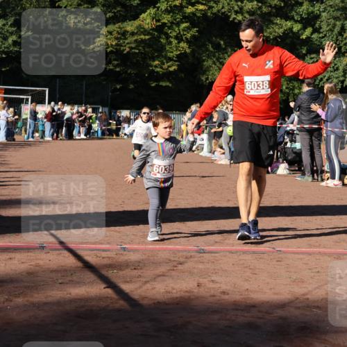 27.09.2026 - 35. Volkslauf durch das schöne Alstertal Strokosch-Dieckow http://msf.ph/oto/10587509 27.09.2026 10:44:32 Ziel 5005, 6039, 6038, 5003, 5005, 5032 meine-sportfotos.de