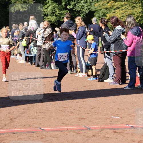 27.09.2026 - 35. Volkslauf durch das schöne Alstertal Strokosch-Dieckow http://msf.ph/oto/10587535 27.09.2026 10:44:48 Ziel 5020, 5982, 5020, 5036, 5043, 5047, 5982 meine-sportfotos.de