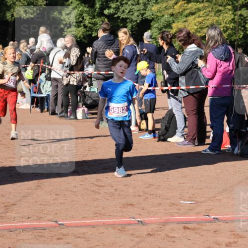 27.09.2026 - 35. Volkslauf durch das schöne Alstertal Strokosch-Dieckow http://msf.ph/oto/10587538 27.09.2026 10:44:49 Ziel 5982, 5020, 5047, 5982 meine-sportfotos.de
