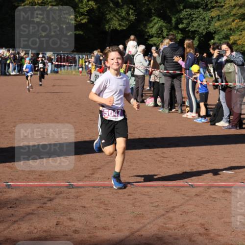 27.09.2026 - 35. Volkslauf durch das schöne Alstertal Strokosch-Dieckow http://msf.ph/oto/10587550 27.09.2026 10:44:57 Ziel 5047, 5046, 5047, 5970 meine-sportfotos.de