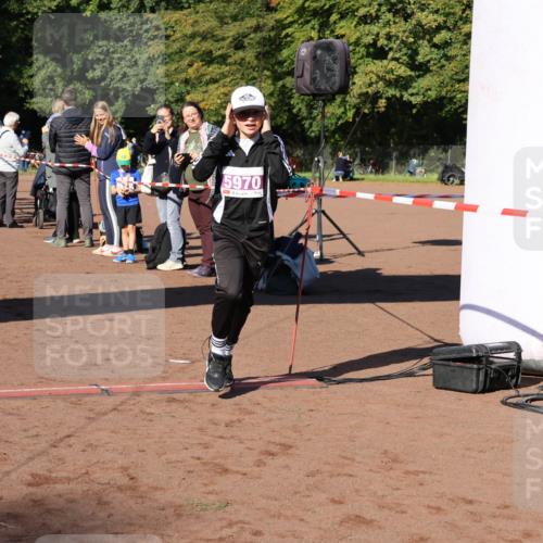27.09.2026 - 35. Volkslauf durch das schöne Alstertal Strokosch-Dieckow http://msf.ph/oto/10587565 27.09.2026 10:45:07 Ziel 5970, 5006, 5046, 5970 meine-sportfotos.de