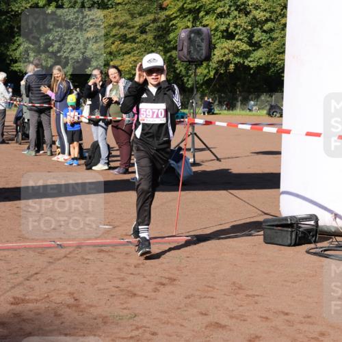 27.09.2026 - 35. Volkslauf durch das schöne Alstertal Strokosch-Dieckow http://msf.ph/oto/10587566 27.09.2026 10:45:07 Ziel 5970, 5006, 5046, 5970 meine-sportfotos.de
