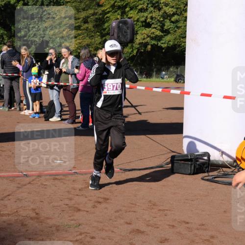 27.09.2026 - 35. Volkslauf durch das schöne Alstertal Strokosch-Dieckow http://msf.ph/oto/10587569 27.09.2026 10:45:07 Ziel 5970, 5006, 5046, 5970 meine-sportfotos.de
