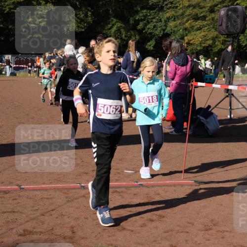 27.09.2026 - 35. Volkslauf durch das schöne Alstertal Strokosch-Dieckow http://msf.ph/oto/10587585 27.09.2026 10:45:29 Ziel 501, 5062, 15018, 5017, 5018, 5060, 5062 meine-sportfotos.de