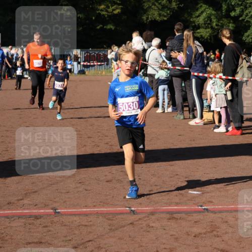 27.09.2026 - 35. Volkslauf durch das schöne Alstertal Strokosch-Dieckow http://msf.ph/oto/10587601 27.09.2026 10:45:43 Ziel 5067, 5070, 5974, 5030, 5030, 5069, 5070, 5974 meine-sportfotos.de